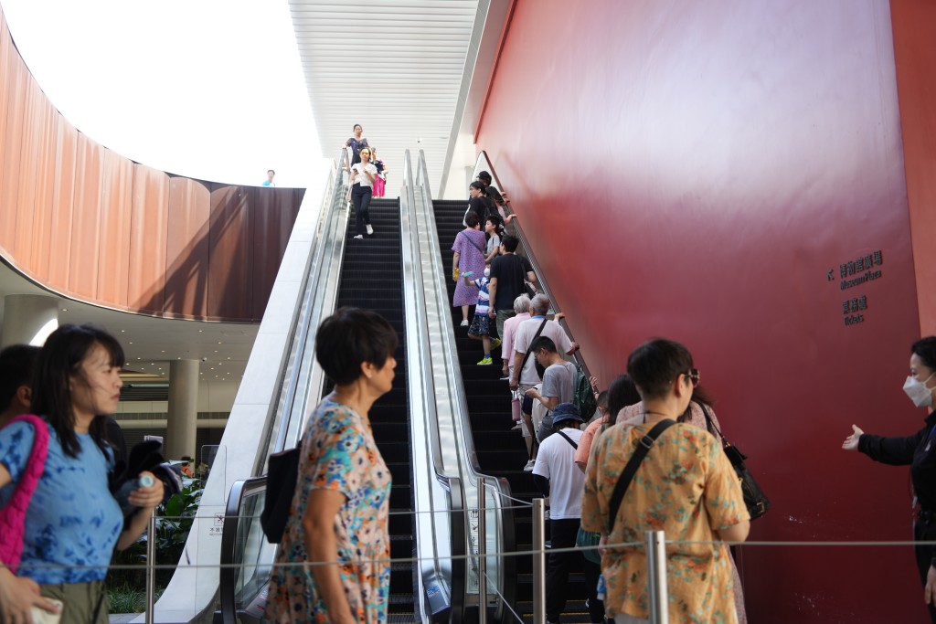 據統計，今日截至下午5時，香港故宮文化博物館有超過5,600人次入場參觀。吳艷玲攝