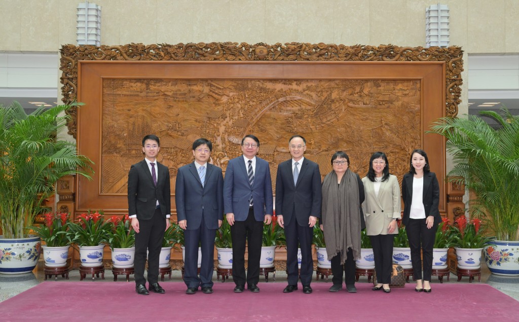 陳國基（左三）今日與國家外交部部長助理農融（右四）會面。政府新聞處圖片