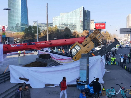 吊臂車翻側。網圖
