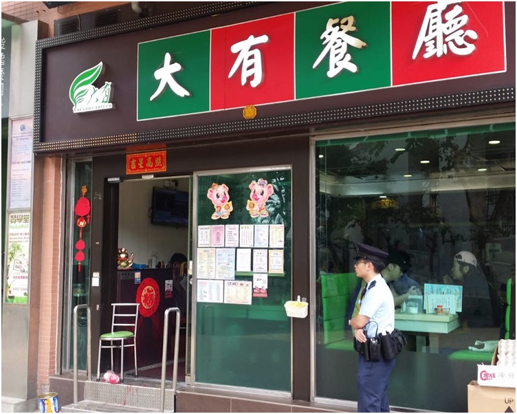 遭人淋紅油的茶餐廳。蔡楚輝攝