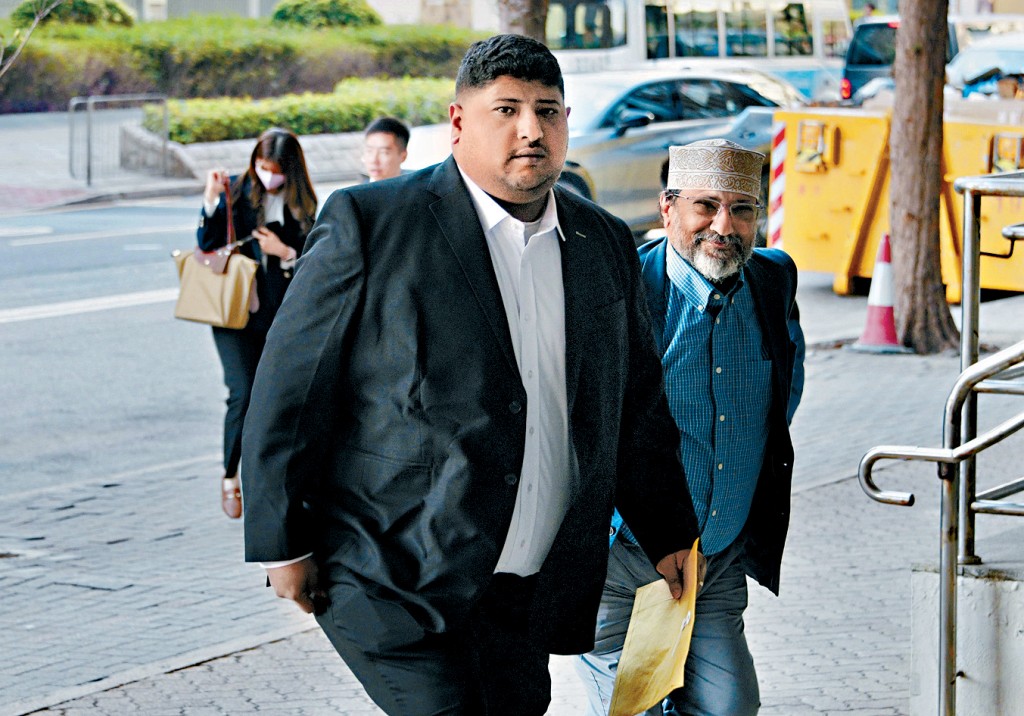 被告Basmer Hatim Hassan Awadh（左）承認曾報考香港駕駛考試但筆試不及格。