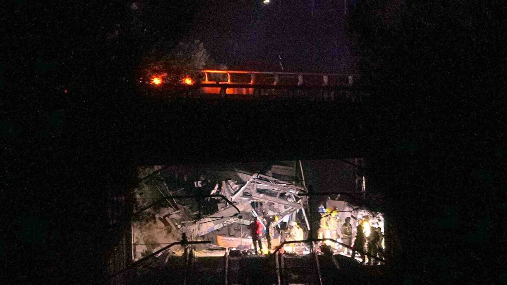 西班牙列車遭倒塌護土牆壓中脫軌 車長當場死亡 至少20人傷。美聯社