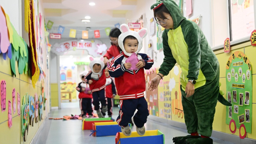 內地出生人口持續下滑，開始出現幼稚園倒閉潮。新華社