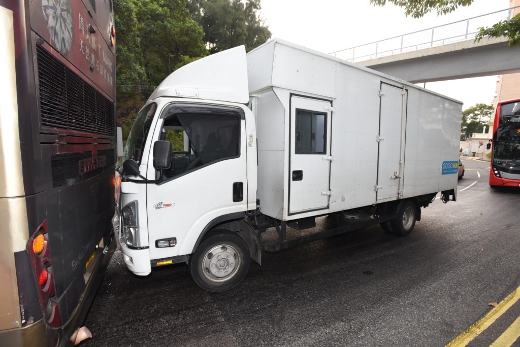 貨車疑收掣不及撞向巴士車尾。