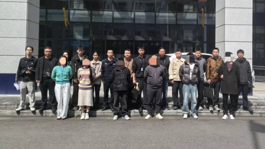 内地主播「斗狠」博打赏，13人被捕。 