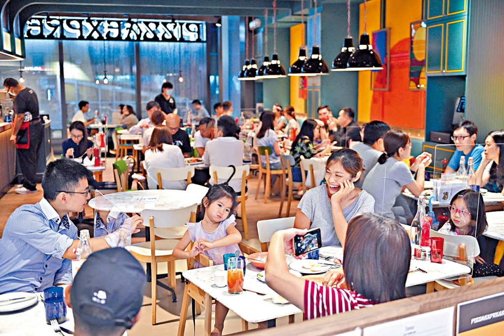 消費券發放首兩日，八達通日均零售額升三點四倍。
