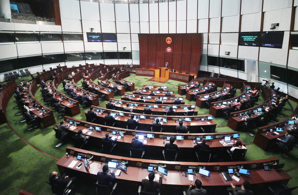陈茂波在立法会宣读财政预算案。欧乐年摄