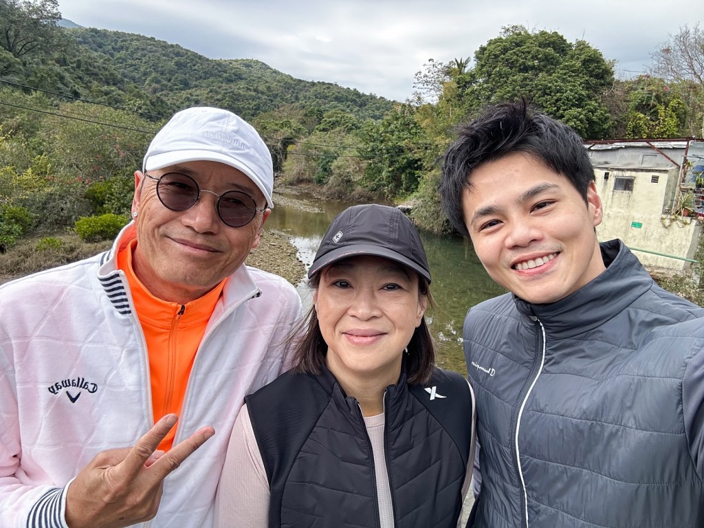 夏雨35歲大仔黃奕晨昨日（1日）更新IG，分享與黃日華行山的合照。