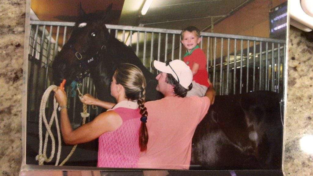 霍宏聲兒時騎世界馬王「爪皇凌雨」。 霍宏聲兒時騎世界馬王「爪皇凌雨」。