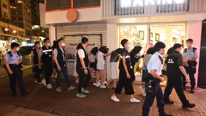 警方在灣仔掃黃,拘捕45名男女。