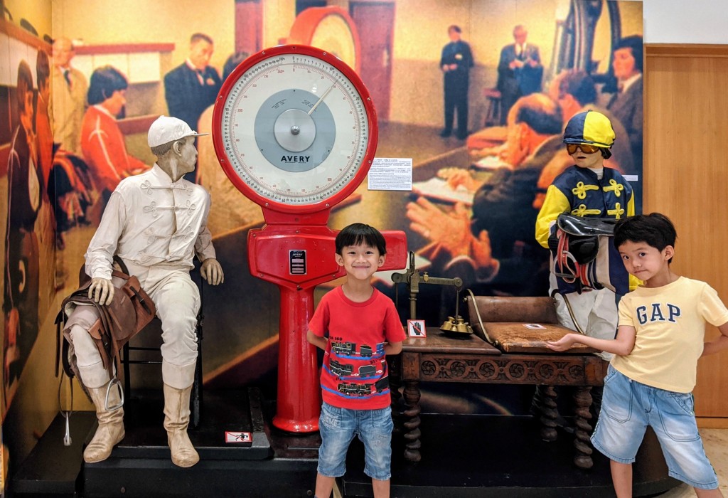 騎師出賽前必須於磅重機上磅。