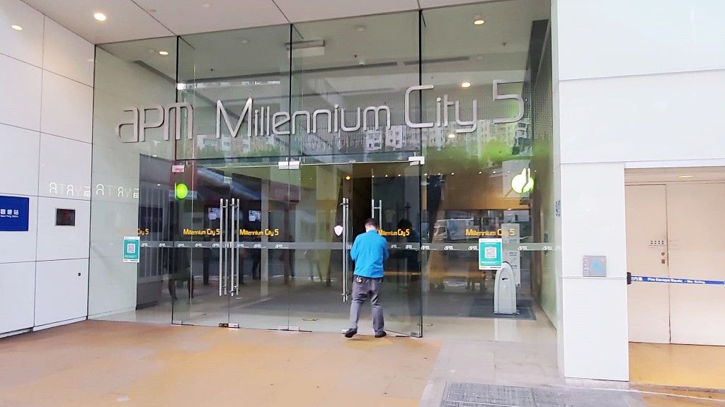 觀塘apm商場一幅玻璃幕牆爆裂。