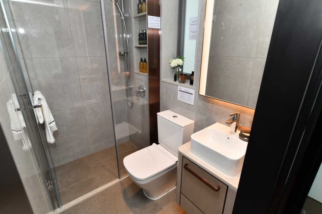 浴室採乾濕分離設計，設獨立淋浴缸。