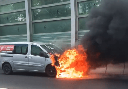 客貨車車頭着火焚燒，火光熊熊。  fb 馬路的事 (即時交通資訊台)Yeung Kwo