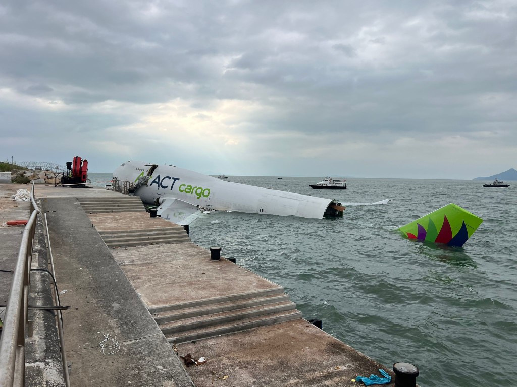 飛機滑出跑道,衝破跑道鐵絲網後墮海。 飛機滑出跑道,衝破跑道鐵絲網後墮海。