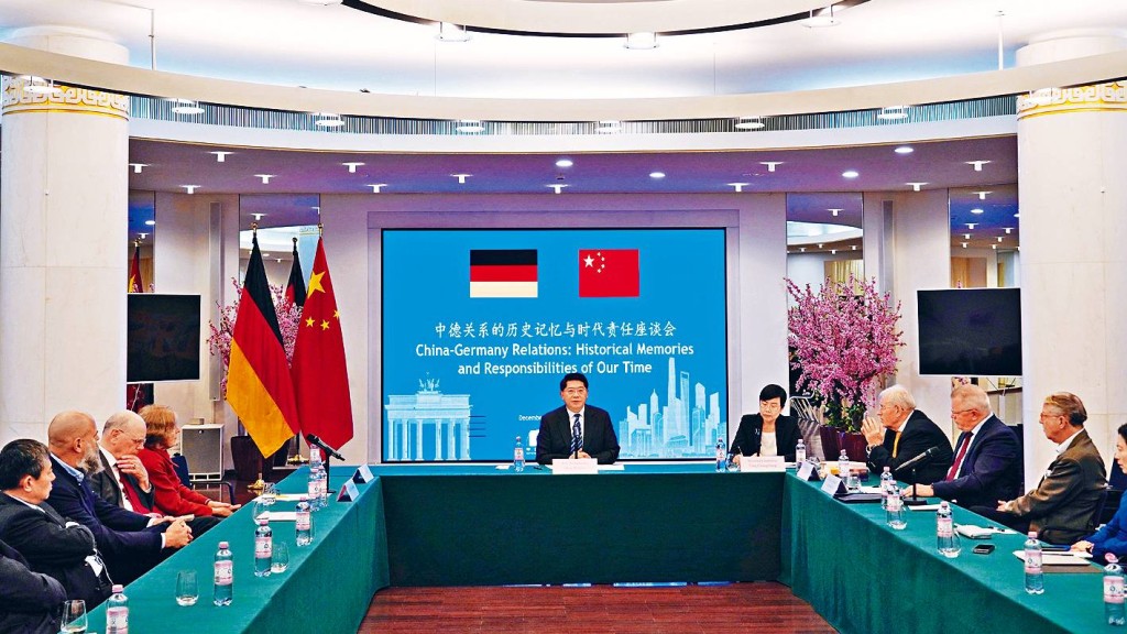 中國駐德國大使鄧洪波在座談會講話。