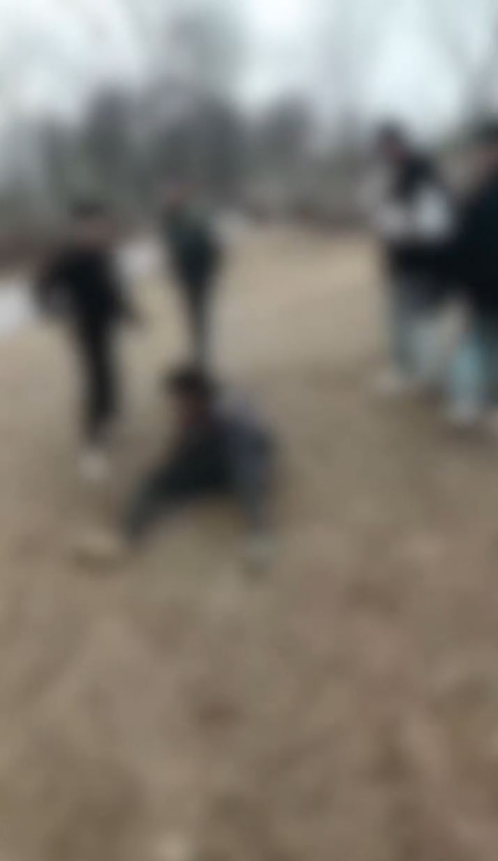 小澤被9名童黨圍毆及押回家搜刮財物。極目新聞