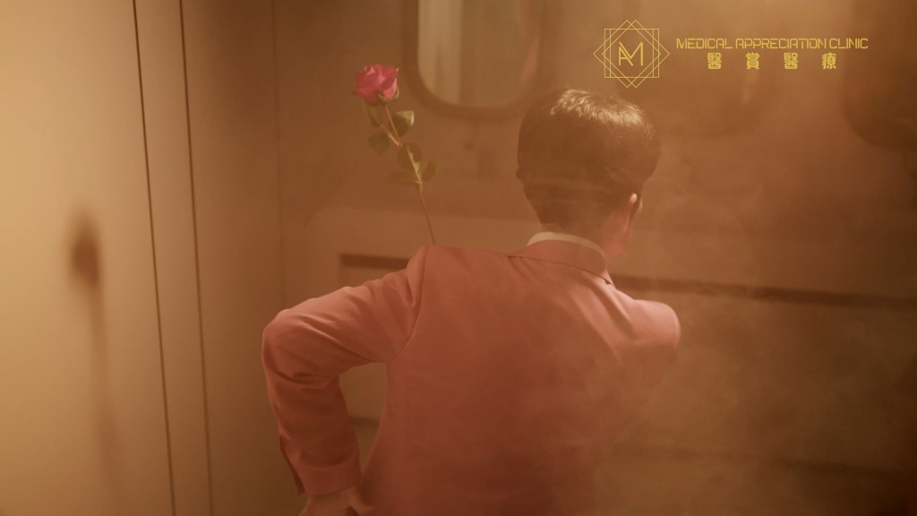 冯素波在广告内重现Anson Lo（卢瀚霆）的经典造型，还拿着玫瑰花出场。