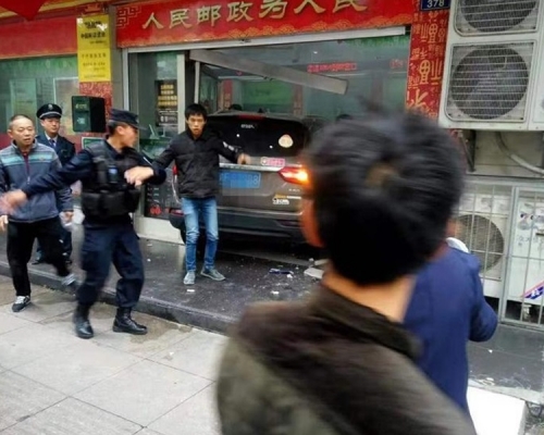 越野車疑因衝紅燈過快失控衝入銀行,致1人死亡。網圖