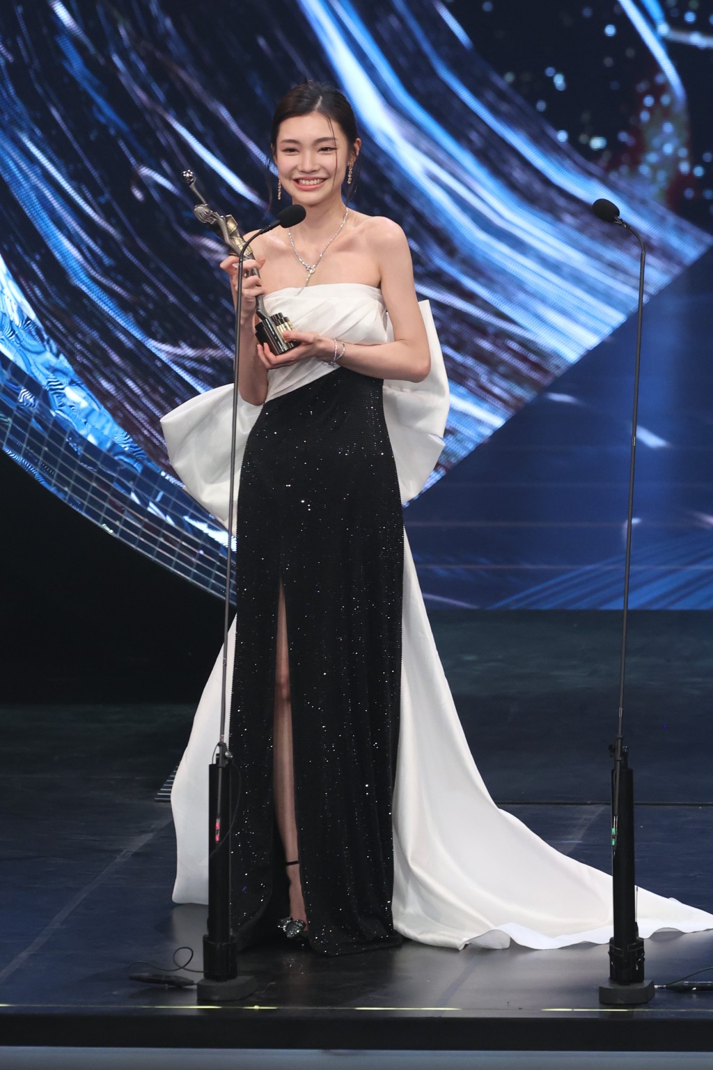  电影《但愿人长久》早前在金像奖入围四项，最终谢咏欣凭电影获得「最佳新演员」。