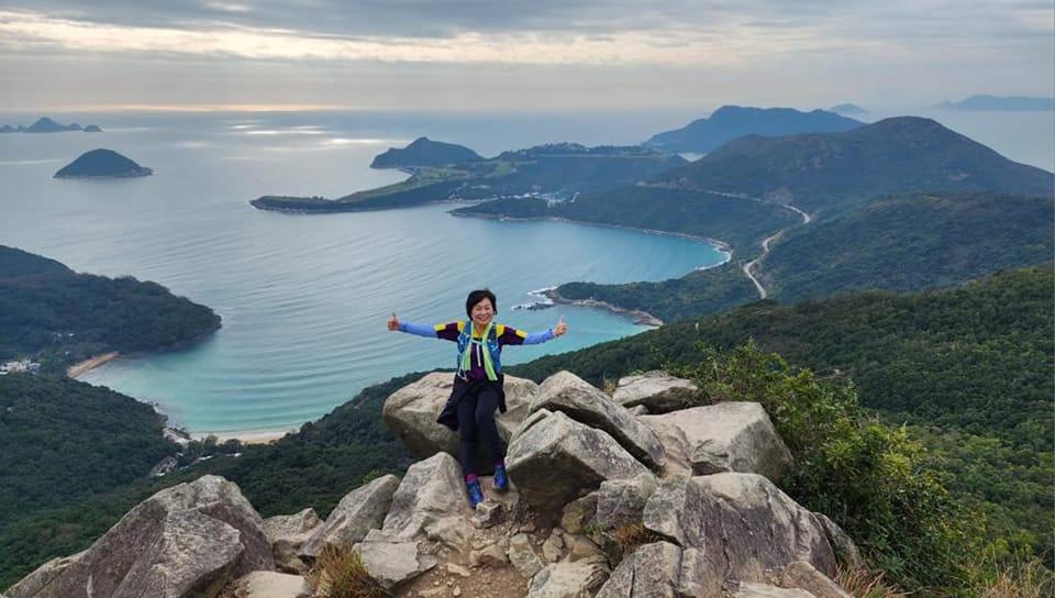教育局局长蔡若莲上载行山照，向香港市民拜年。（蔡若莲fb帖文截图）