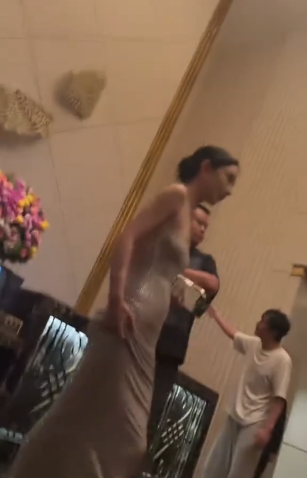 陳冠希在上海半島酒店與工作人員發生爭執。 陳冠希在上海半島酒店與工作人員發生爭執。
