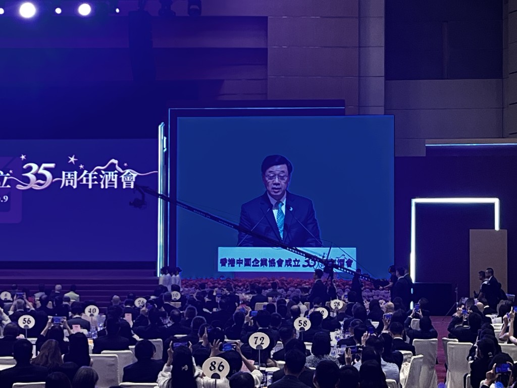 李家超高度肯定香港中國企業協會的工作。 李家超高度肯定香港中國企業協會的工作。
