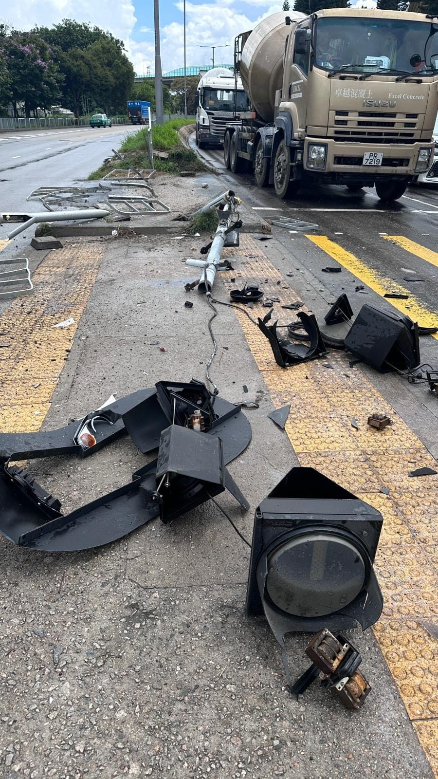 安全島上兩條交通燈柱撞毀。fb：真.屯門友