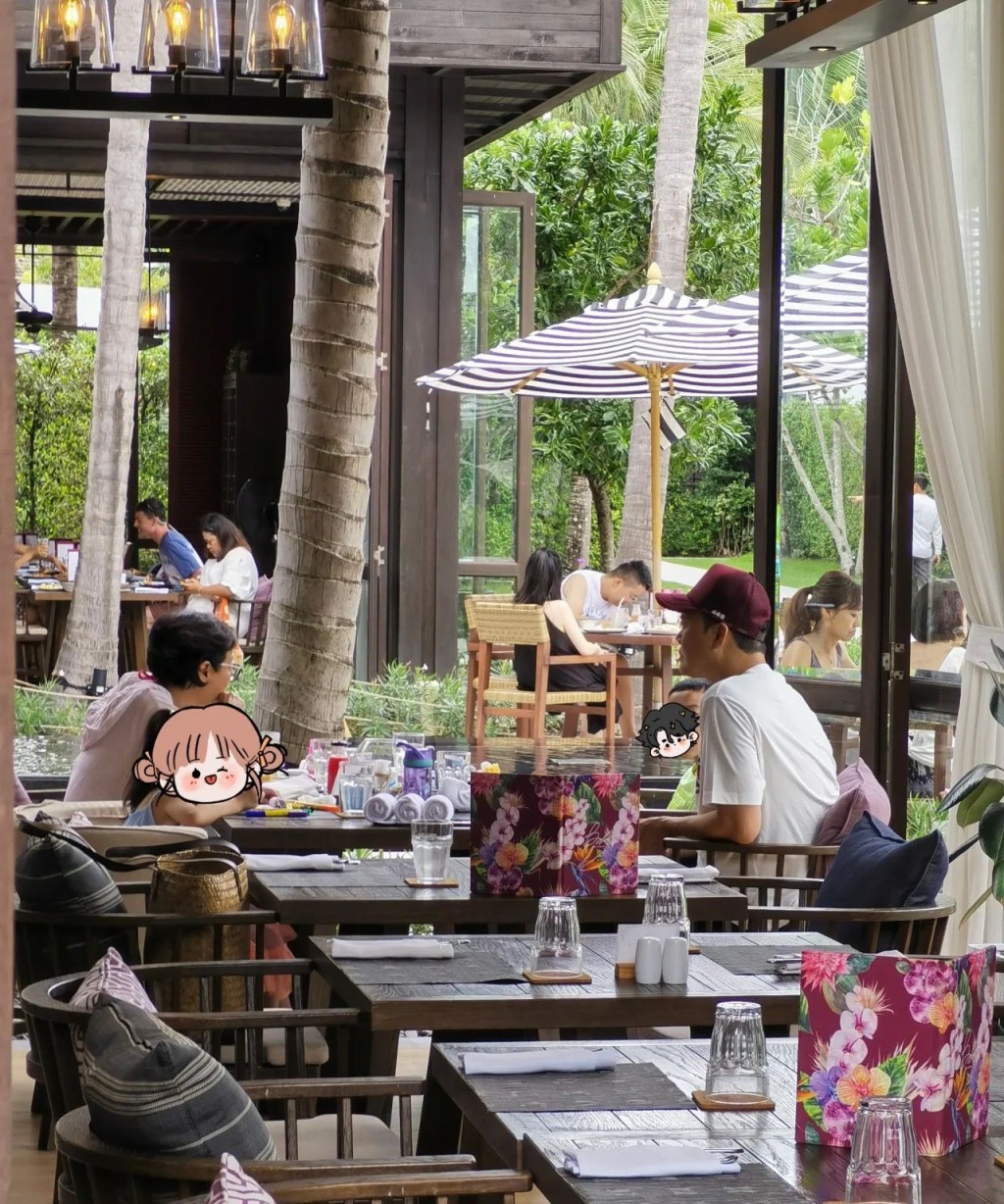 其实当时谢天华正与太太Tina及一对子女在酒店半开放式餐厅用膳。