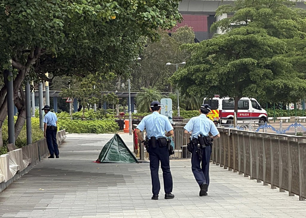 屍體蓋上遮屍帳篷。fb:麗城、西約交流區 - 無過濾版