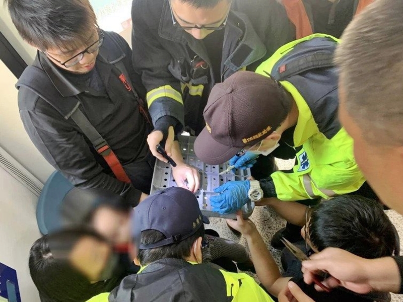 警員及消防員合力幫助男童。網圖