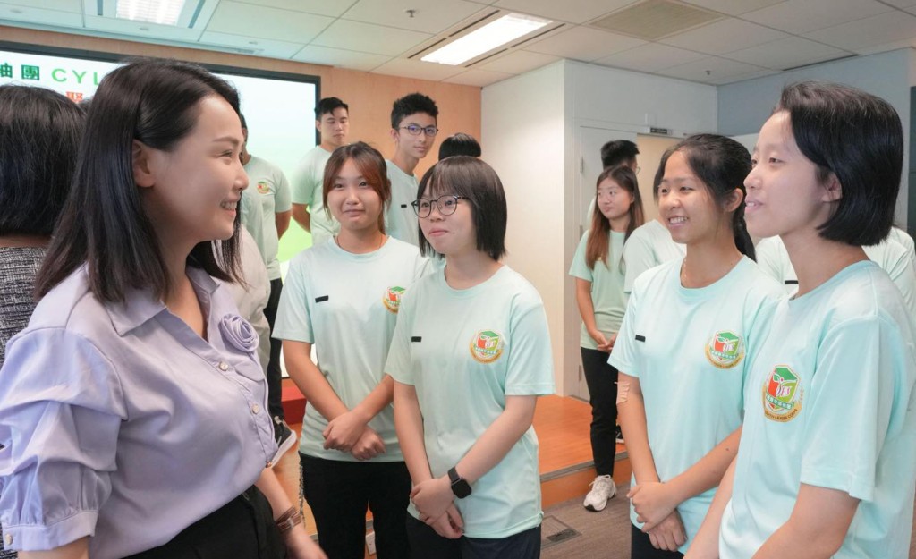 海關青年領袖團團員參與由中國香港演說總會創會會長黃穎君主講的《正向思維講座》，海關副關長(管制及執法)胡偉軍亦到場，分享保持正向心態的心得。香港海關FB圖片