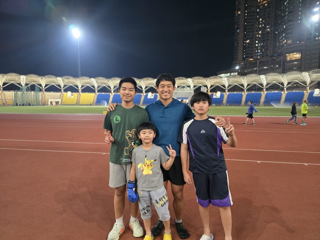 李興洙閒時喜歡和3個兒子跑步。 李興洙閒時喜歡和3個兒子跑步。