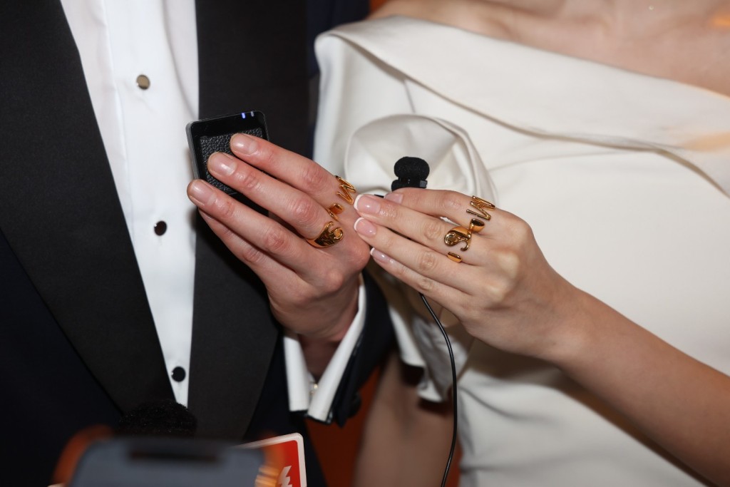 麦明诗与盛劲为的戒指代表二人。