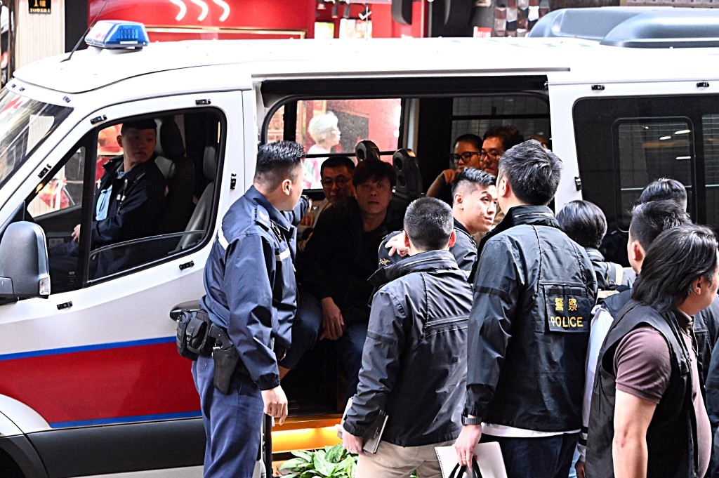 大批探員在場調查。 大批探員在場調查。