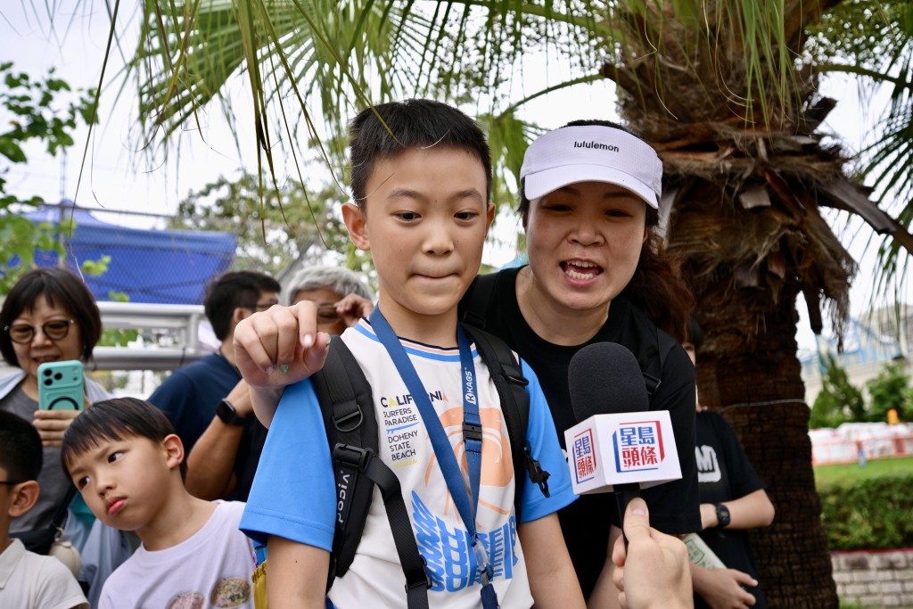 11歲唐小朋友稱好開心與家人在現場看龍舟比賽。 11歲唐小朋友稱好開心與家人在現場看龍舟比賽。