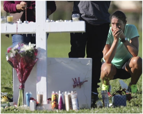 不少民众前往悼念遇害死者。AP 