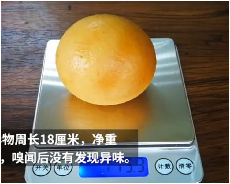 宰殺母雞後於肚子裡面發現了一個蛋狀異物。