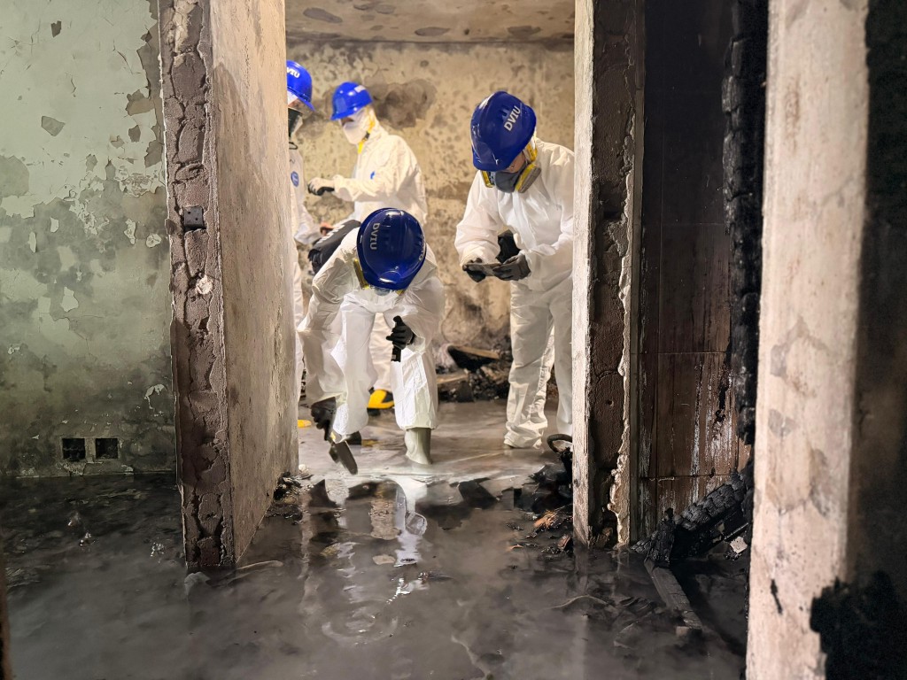 DVIU成員仔細搜尋遺體,發現可疑處即拍照存檔記錄。 DVIU成員仔細搜尋遺體,發現可疑處即拍照存檔記錄。