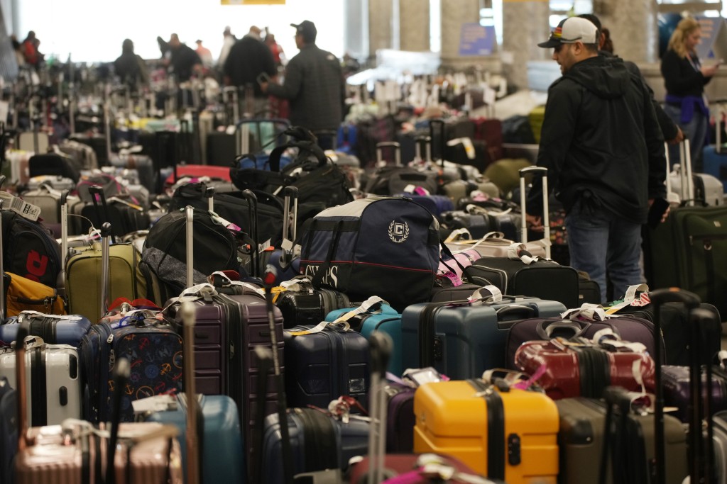 大批班机取消机场堆满行李。美联社