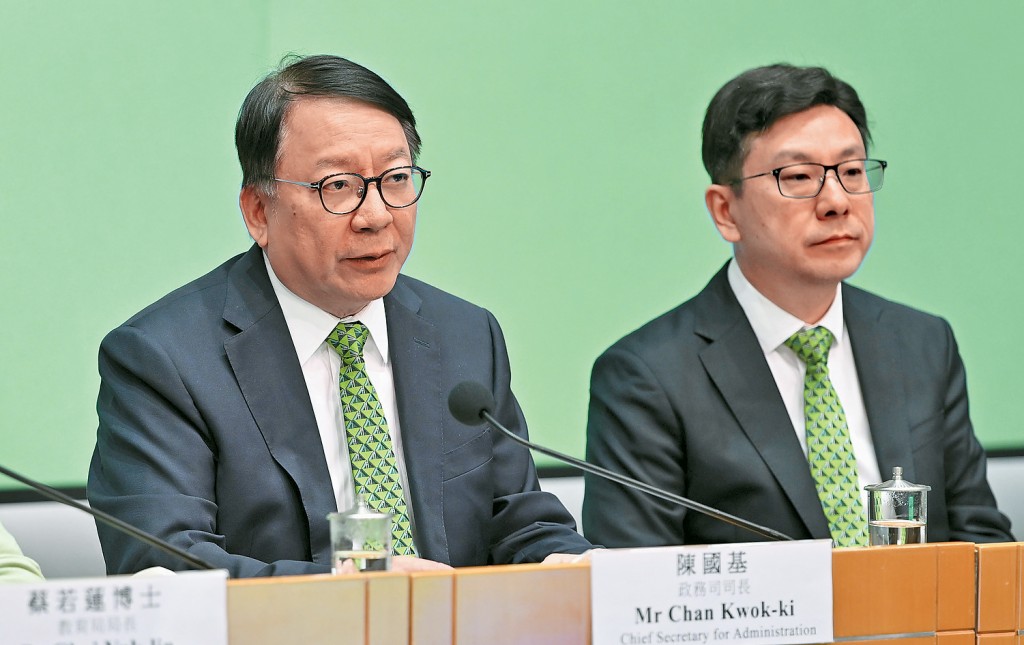 孫玉菡（右）指，侍應生及初級廚師的申請、批出及到崗數目均是所有工種中最多。左為陳國基。