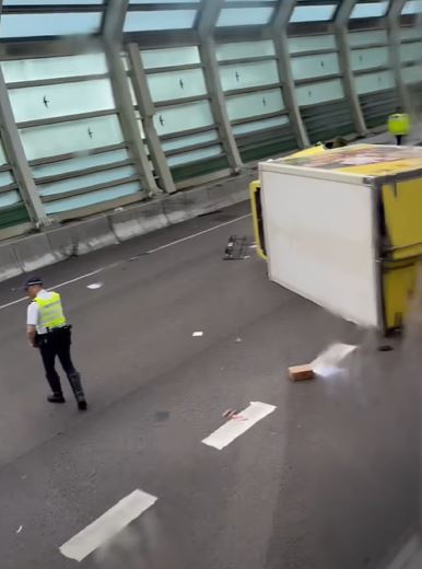 警員到場調查。fb 車cam L（香港群組）  