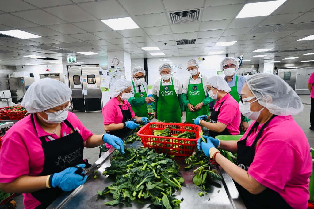 一眾嘉賓參觀「惜食堂賽馬會食品製作中心」。 一眾嘉賓參觀「惜食堂賽馬會食品製作中心」。