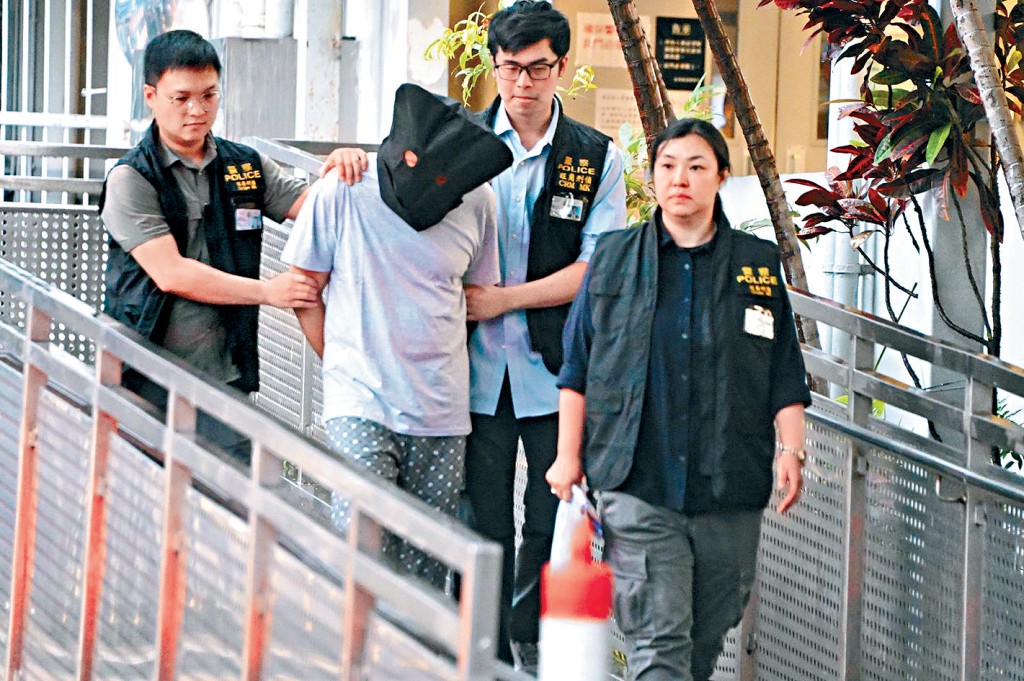 被捕65岁疑犯被黑布蒙头带署扣查。