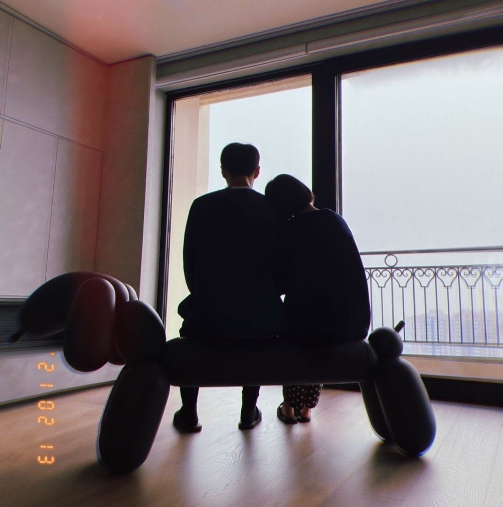 夫妻倆愛坐這狗狗櫈。