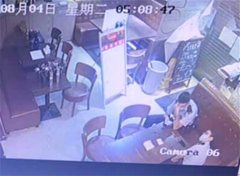 有食店指控警員闖入搜查店內物品。La Tessa圖片