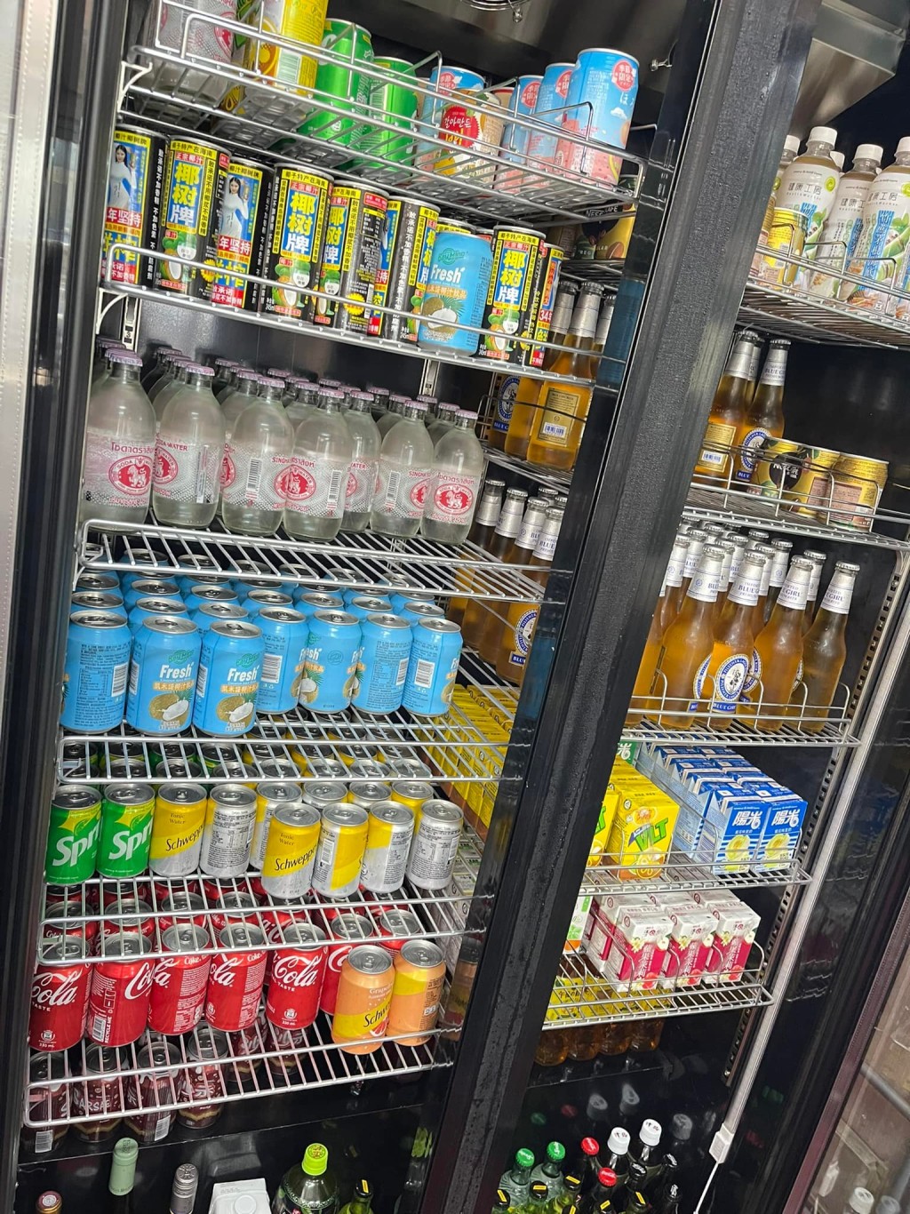 有網民訂購士多級特大雪櫃，在屋外擺放逾百罐凍飲。(淘寶開心share FB圖片)