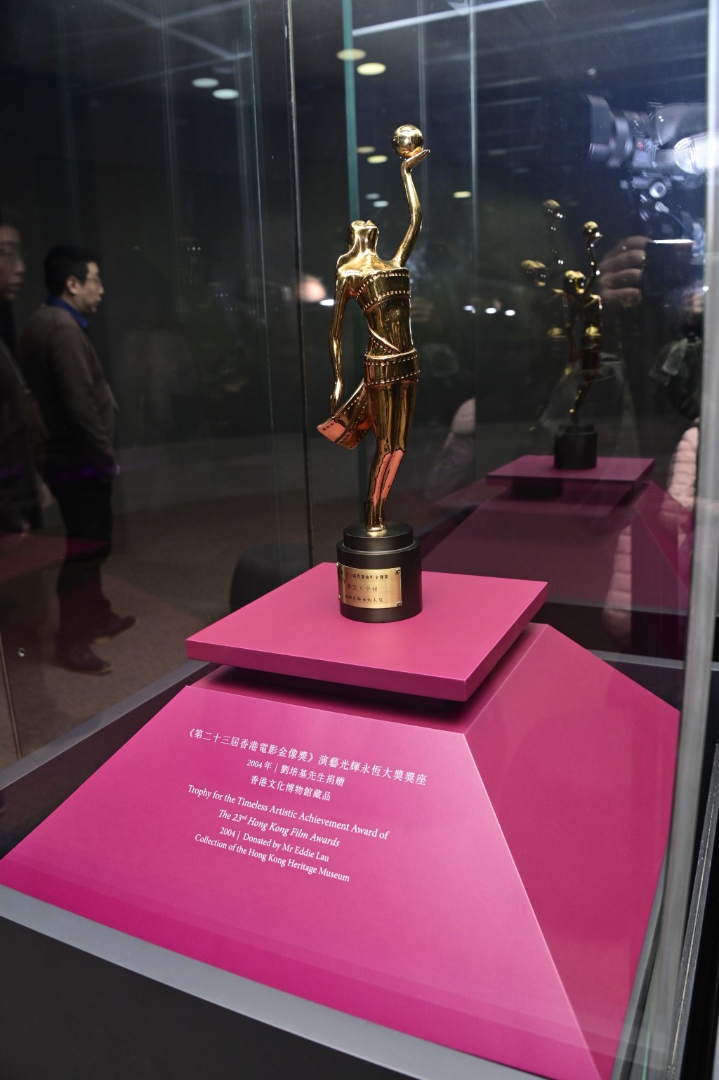 展览有梅艳芳昔日奖座。