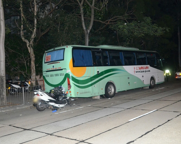 電單車車頭插入旅遊巴車底。