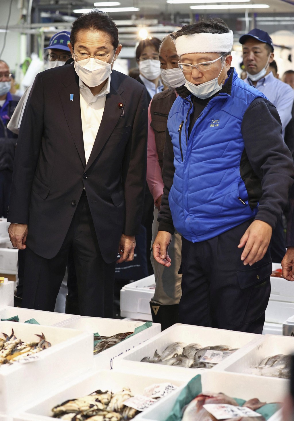 岸田文雄视察丰洲渔市场海鲜销售情况。（日本共同社）